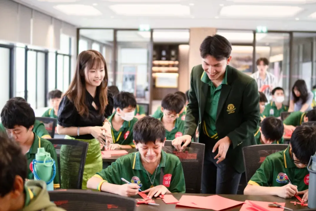 泰国朱拉隆功大学孔子学院举办中国剪纸文化体验活动2.webp 图片