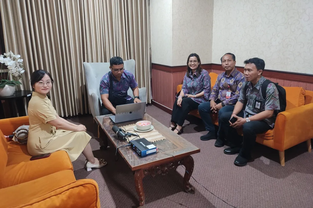 印度尼西亚乌达雅纳大学旅游孔子学院助力巴厘省旅游局机场中文广播项目.webp 图片