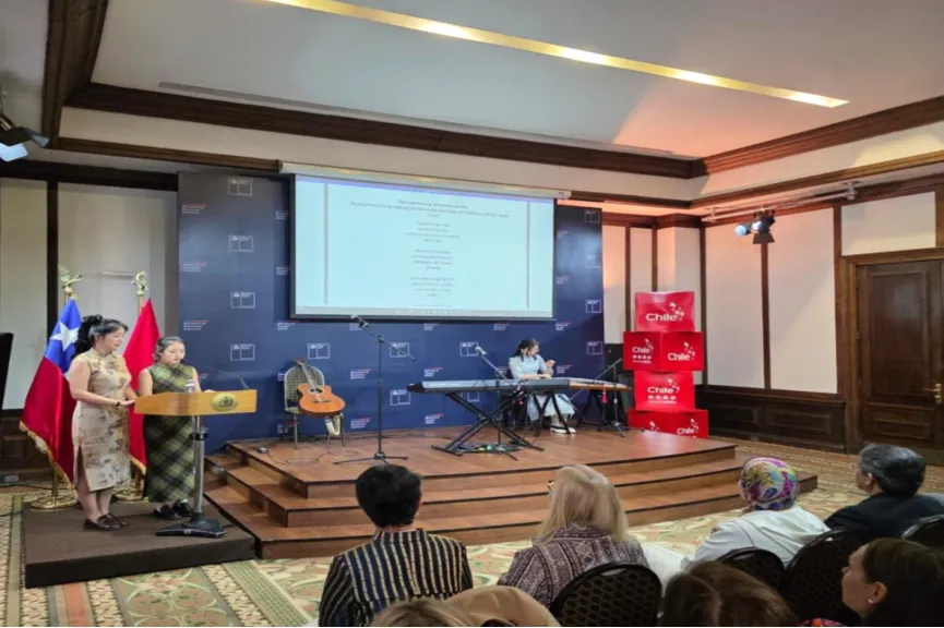 智利圣托马斯大学孔子学院参加米斯特拉尔多语言颂诗会.webp 图片