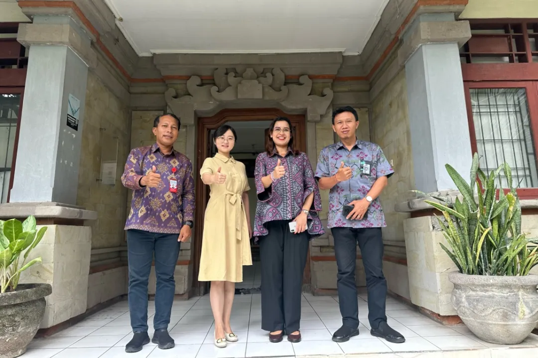 印度尼西亚乌达雅纳大学旅游孔子学院助力巴厘省旅游局机场中文广播项目2.webp 图片