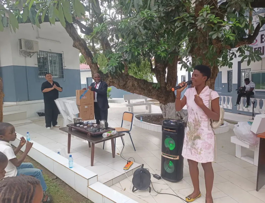 赤道几内亚国立大学孔子学院举办“孔子学院日”暨中秋节庆祝活动.webp 图片