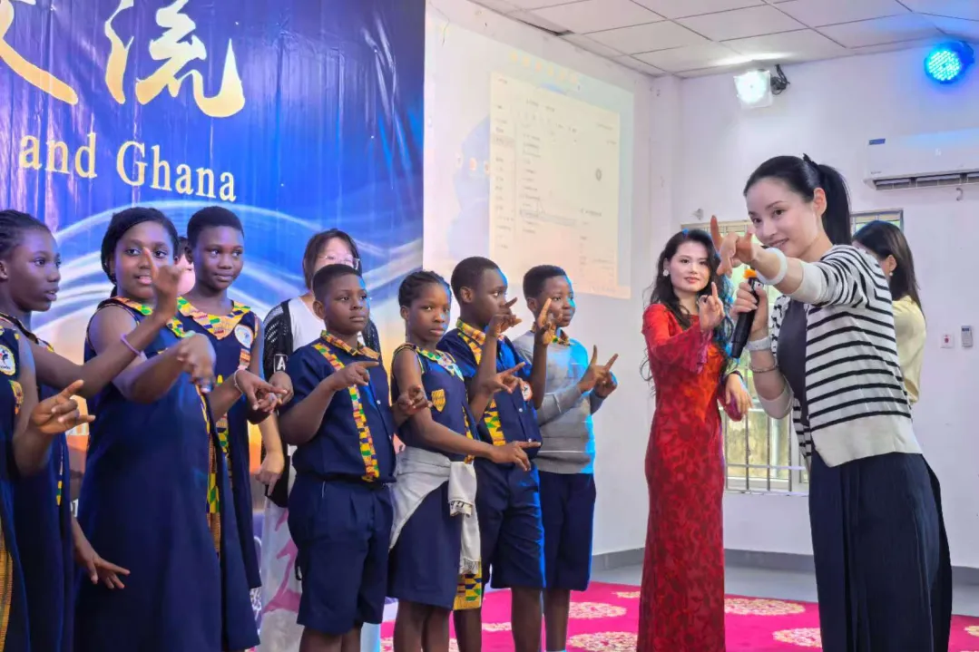 加纳大学孔子学院联合举办中加文化交流活动.webp 图片